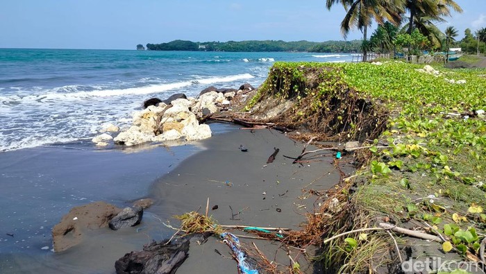 Kondisi pantai Batukaras saat abrasi