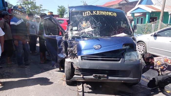 Kondisi pikap usai tabrak truk kontainer di Jeneponto.