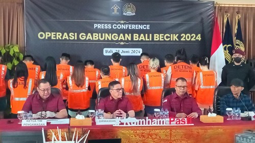 Konferensi pers pengungkapan kasus penipuan oleh warga Taiwan di Rumah Detensi Imigrasi (Rudenim) Denpasar, Jumat (28/6/2024).