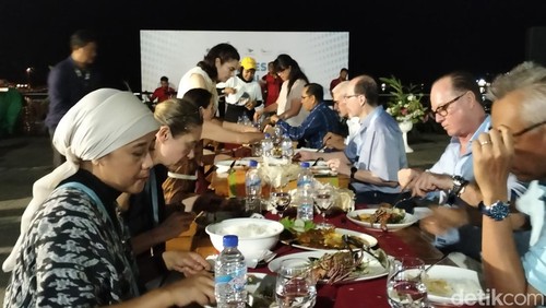 Sebanyak 23 duta besar negara asing di Jakarta menikmati kuliner seafood di Kampung Ujung, Labuan Bajo, Manggarai Barat, NTT, Jumat (28/6/2024) malam. (Ambrosius Ardin)