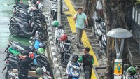 Tak hanya di trotoar, parkir liar pun menjamah jalur sepeda.