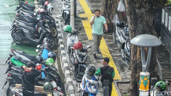 Lagi, Parkir Liar dan PKL Kembali Jajah Trotoar Salemba Lagi, Parkir Liar dan PKL Kembali Jajah Trotoar Salemba
