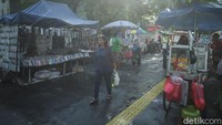 Tak hanya parkir liar, trotoar juga dipenuhi sejumlah pedagang kaki lima (PKL).