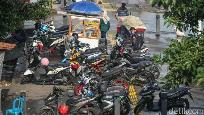 Lagi, Parkir Liar dan PKL Kembali Jajah Trotoar Salemba