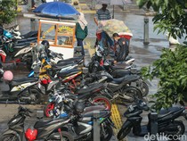 Masih Nekat Parkir di Trotoar? Ini Ancaman Sanksinya