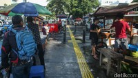 Kesan kumuh dan kotor pun terlihat dari ruwetnya parkir liar dan PKL ini.