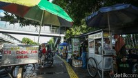 Sebagai informasi, pada 2020 lalu warga setempat sempat membuat spanduk raksasa soal penolakan parkir liar dan PKL di sepanjang Jl Kramata Raya sampai Jl Salemba Raya.