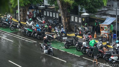 Duh! Parkir Liar dan PKL Kembali Jajah Trotoar Salemba