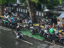 Duh! Parkir Liar dan PKL Kembali Jajah Trotoar Salemba