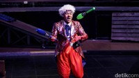 Hiburan ini bertajuk Special Act Indonesian Circus Extreme Swat Raid Clown Craze Show.