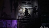 Di sini pengunjung disajikan aksi heroik antara pasukan S.W.A.T melumpuhkan para penjahat yang meneror kota.
