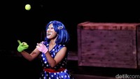 Pertunjukkan ini dibuka dengan para clown yang melakukan trik sulap dan berinterkasi dengan para pengunjung.