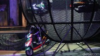 Ada juga atraksi motor listrik di dalam kerangkeng.