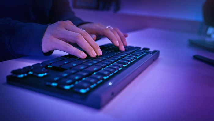 Logitech G515