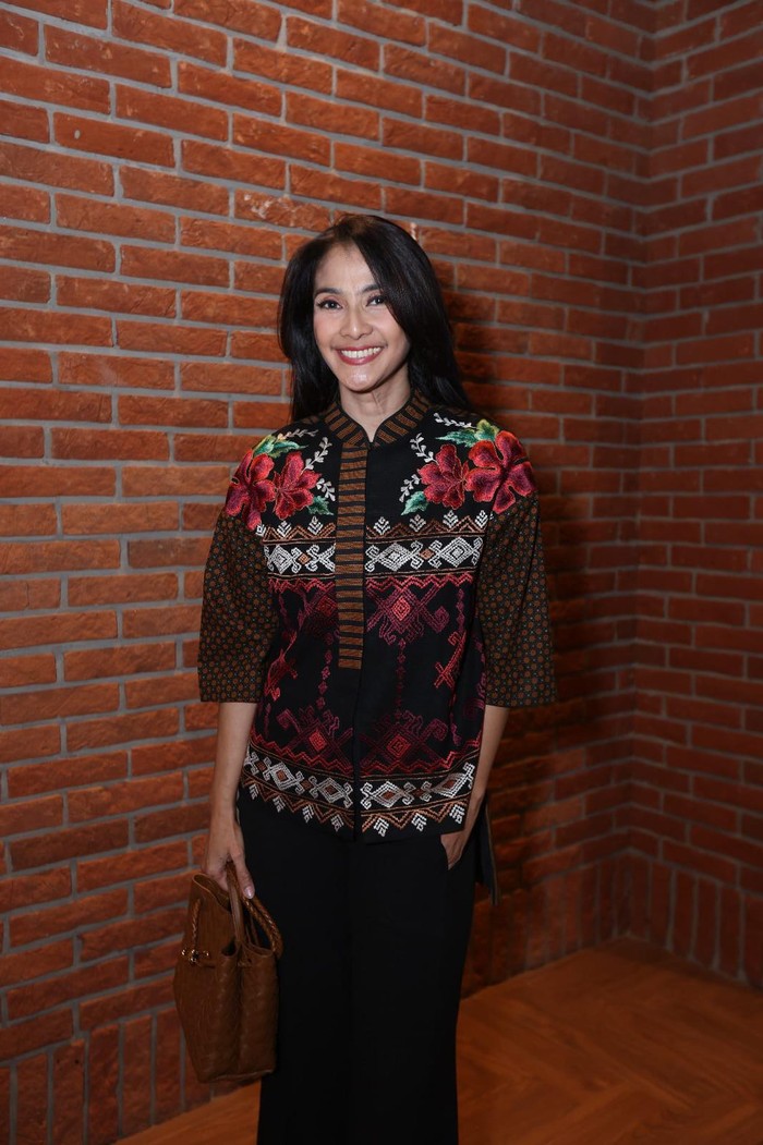 Maudy Koesnaedi saat ditemui usai jumpa pers serial monolog Di Tepi Sejarah di FX Sudirman, Jakarta Pusat, pada Jumat (28/6/2024).