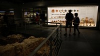 Sisa-sisa lingkungan tempat museum Acropolis dibangun merekonstruksi kompleks jalan, rumah dengan ruangan dan halaman yang luas, pemandian dan bengkel, dan telah dapat diakses oleh pengunjung sejak 2019. 