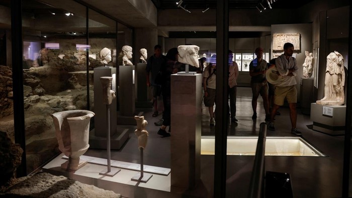 Melihat Artefak Kehidupan Kuno di Museum Acropolis Yunani People visit the newly opened permanent