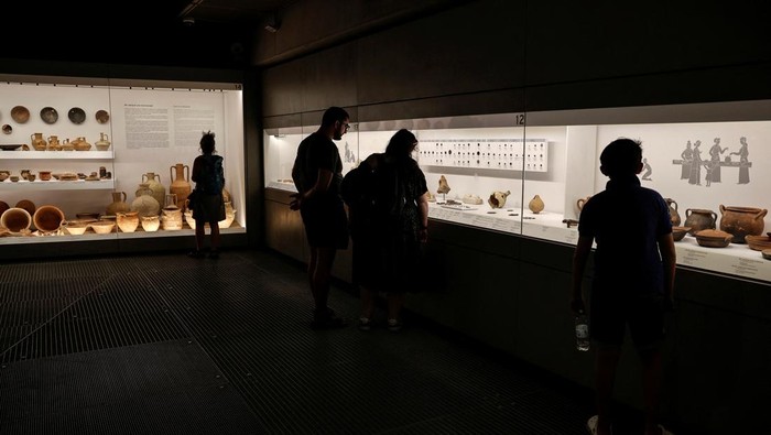 Melihat Artefak Kehidupan Kuno di Museum Acropolis Yunani People visit the newly opened permanent