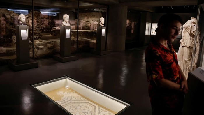 Melihat Artefak Kehidupan Kuno di Museum Acropolis Yunani People visit the newly opened permanent