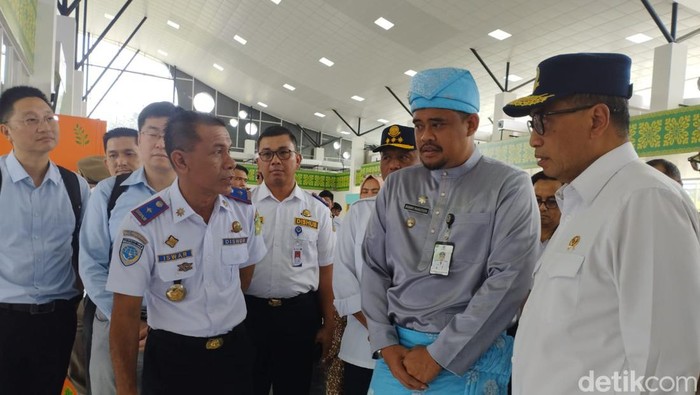 Menhub Budi Karya dan Wali Kota Medan Bobby Nasution meninjau terminal Amplas. (Kartika Sari/detikSumut)