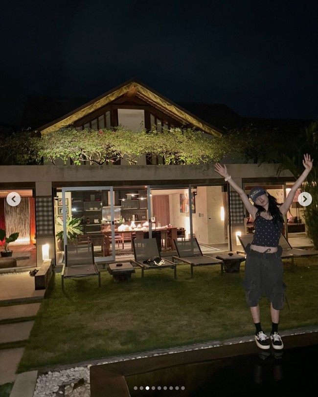 Bintang drama Korea Mask Girl itu tampak girang saat tiba di penginapannya, memakai tanktop, jorts, dan baseball cap hitam. Foto: dok. Instagram @jin_a_nana