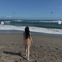 Tahun lalu, Nana eks After School pamer foto berbikini dengan badan penuh tato di Bali. Namun kini, tato-tato tersebut telah dihapus dan sudah nyaris tidak terlihat. Foto: dok. Instagram @jin_a_nana