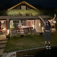 Bintang drama Korea Mask Girl itu tampak girang saat tiba di penginapannya, memakai tanktop, jorts, dan baseball cap hitam. Foto: dok. Instagram @jin_a_nana