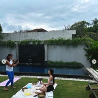 Selama di Bali, Nana memanfaatkan waktunya dengan yoga dan meditasi. Foto: dok. Instagram @jin_a_nana