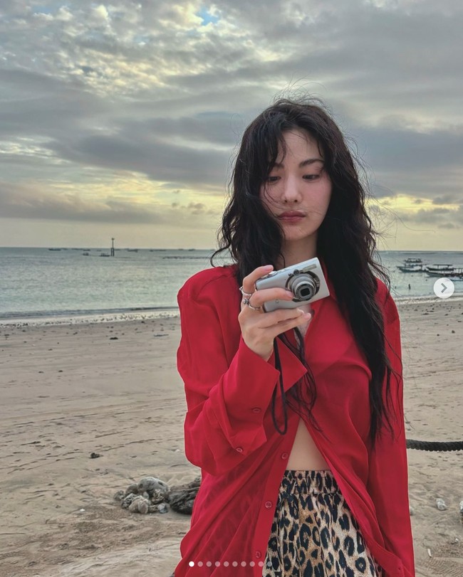 Nana terungkap menginap di Pronoia Community, sebuah beach resort yang memungkinkannya dekat dengan pantai. Momen liburannya pun diabadikan dengan kamera tustel yang viral di kalangan gen-z. Foto: dok. Instagram @jin_a_nana