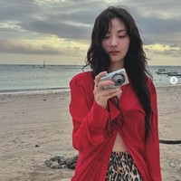Nana terungkap menginap di Pronoia Community, sebuah beach resort yang memungkinkannya dekat dengan pantai. Momen liburannya pun diabadikan dengan kamera tustel yang viral di kalangan gen-z. Foto: dok. Instagram @jin_a_nana