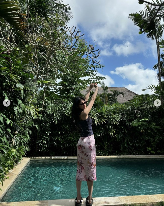 Hari ini, Jumat (28/6/2024), Nana eks After School membuat penggemar histeris usai membagikan foto-fotonya dengan bikini. Tak sedikit penggemar Indonesia yang berharap dapat bertemu Nana di Bali. Foto: dok. Instagram @jin_a_nana