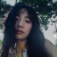 Wanita 32 tahun itu pun mampir ke restoran Plataran Canggu Bali. Unggahannya mencuri atensi karena Nana eks After School menambahkan tagar #TrueIndonesianIcon. Dia sudah dianggap sebagai cewek Bali. Foto: dok. Instagram @jin_a_nana