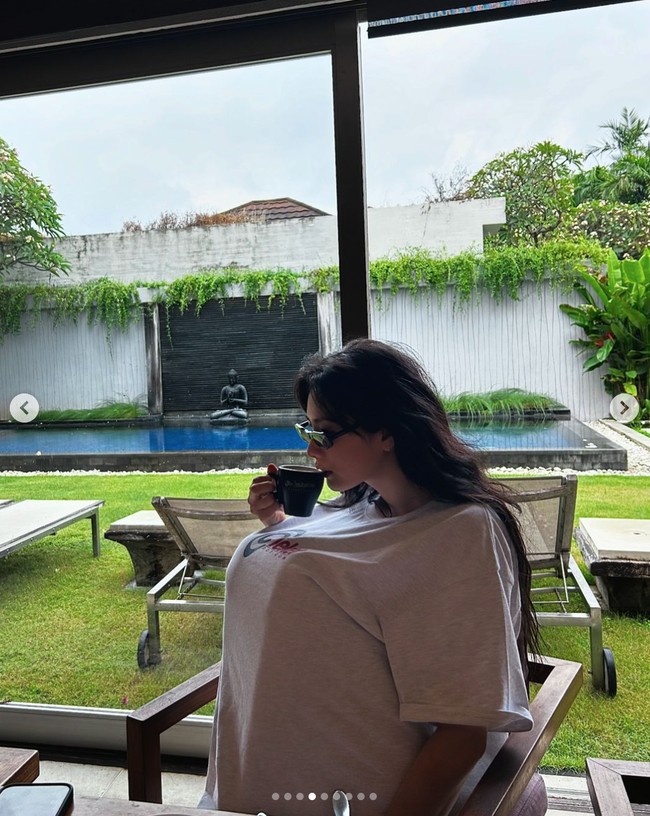Ada pula fotonya menikmati sarapan pagi di Bali dengan pose lucu. Dia sudah datang ke Bali selama dua tahun berturut-turut. Foto: dok. Instagram @jin_a_nana