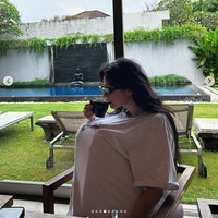 Ada pula fotonya menikmati sarapan pagi di Bali dengan pose lucu. Dia sudah datang ke Bali selama dua tahun berturut-turut. Foto: dok. Instagram @jin_a_nana