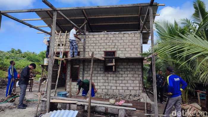 Bantuan Kemensos Sulap Rumah Seng Pasangan Lansia di Tanimbar Menjadi Layak Huni