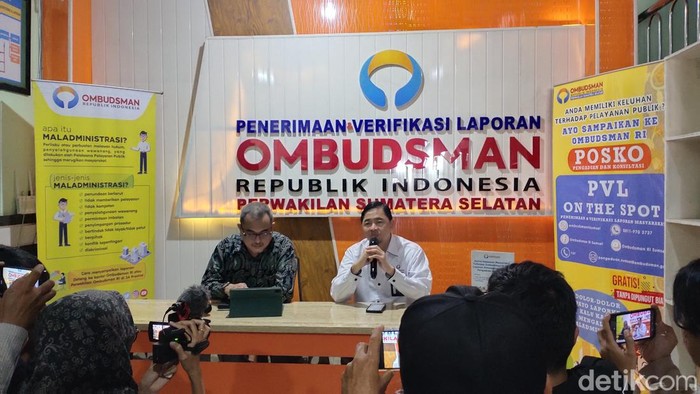 Ombudsman Sumsel menggelar konferensi pers terkait PPDB SMA .