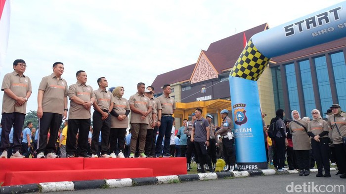 Pantauan detikSumut, olahraga bareng itu digelar pagi tadi. Sejumlah pejabat utama seperti Pj Gubernur SF Hariyanto, Kapolda Riau Irjen Mohammad Iqbal hadir.
Sementara di jajaran TNI terlihat Kasrem 031/WB Kolonel Eko Agus, Danlanud Roesmin Nurjafin Marsma TNI Peri Yunaldi, dan Danlanal Dumai Kolonel Laut Boy Yopi. (Raja Adil Siregar/detikSumut)