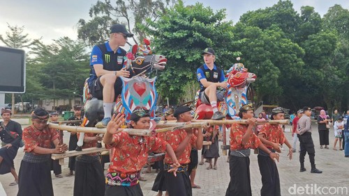 Para pebalap MXGP 2024 disambut kesenian Suku Sasak Jaran Kamput di Teras Udayana, Kota Mataram, NTB, Jumat sore (28/6/2024). (Nathea Citra /detikBali)