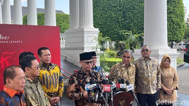Para Pimpinan MPR membahas wacana amandemen UUD 1945 saat bertemu Presiden Jokowi di Istana Negara, hari ini. MPR menegaskan tidak akan melakukan amandemen (Eva/detikcom)