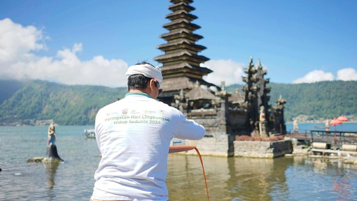 Pegadaian Sebarkan Eco Enzyme di Danau Batur Bali