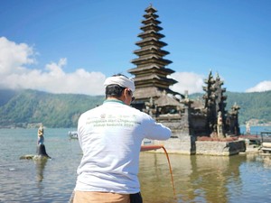 Peduli Lingkungan, Pegadaian Sebarkan Eco Enzyme di Danau Batur Bali