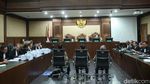 Pegang Tasbih, SYL Jalani Sidang Tuntutan Kasus Gratifikasi-Pemerasan
