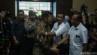 Mantan Menteri Pertanian (Mentan) Syahrul Yasin Limpo (SYL) menghadiri sidang tuntutan kasus gratifikasi dan pemerasan di Pengadilan Negeri Tindak Pidana Korupsi (PN Tipikor) Jakarta, Jumat (28/6/2024). Diketahui sidang dimulai pukul 14.00 WIB telat 30 menit dari jadwal awal yaitu 13.30 WIB.