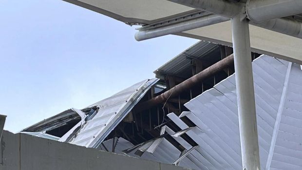 Pemandangan kerusakan sebagian kanopi terminal keberangkatan di Bandara Internasional Indira Gandhi New Delhi yang runtuh akibat hujan lebat sebelum musim hujan di New Delhi, India, Jumat, 28 Juni 2024. (AP Photo/Shonal Ganguly)