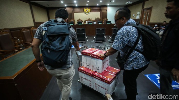 Penampakan 1.576 Lembar Dokumen Tuntutan SYL Mantan Menteri Pertanian (Mentan) Syahrul Yasin Limpo (SYL) jalani sidang tuntutan. Jaksa KPK membawa 1.576 lembar dokumen sidang tersebut.