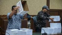 SYL didakwa menerima gratifikasi dan memeras anak buah yang totalnya mencapai Rp 44,5 miliar.