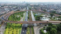 Kementerian PUPR membangun jalan layang Juanda sepanjang 858 meter dengan anggaran Rp332,8 miliar guna melancarkan akses konektivitas di simpang tiga pintu keluar masuk Kota Surabaya menuju Sidoarjo dan akses ke Bandara Internasional Juanda.  