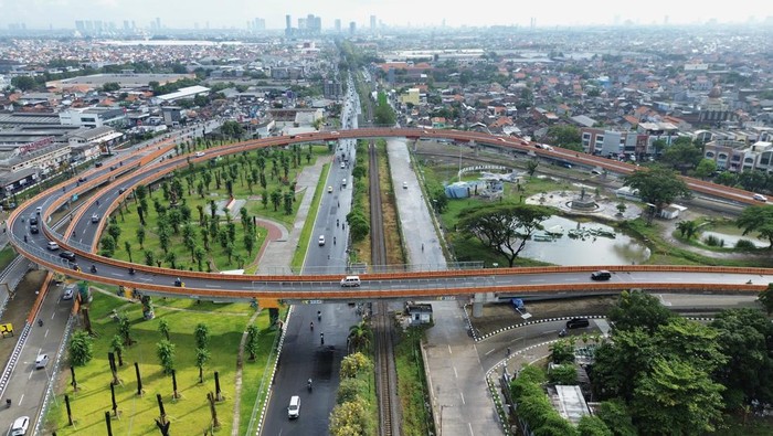 Penampakan Jalan Layang Juanda di Sidoarjo yang Telan Anggaran Rp332,8 M Foto udara sejumlah kendaraan melintasi jalan layang Juanda di Simpang Tiga Bangah-Aloha, Sidoarjo, Jawa Timur, Jumat (28/6/2024). Kementerian PUPR membangun jalan layang Juanda sepanjang 858 meter dengan anggaran Rp332,8 miliar guna melancarkan akses konektivitas di simpang tiga pintu keluar masuk Kota Surabaya menuju Sidoarjo dan akses ke Bandara Internasional Juanda. ANTARA FOTO/Irfan Sumanjaya/tom.