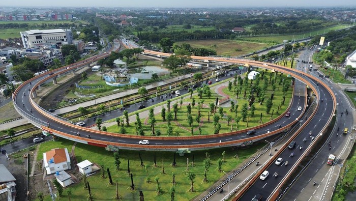 Penampakan Jalan Layang Juanda di Sidoarjo yang Telan Anggaran Rp332,8 M Foto udara sejumlah kendaraan melintasi jalan layang Juanda di Simpang Tiga Bangah-Aloha, Sidoarjo, Jawa Timur, Jumat (28/6/2024). Kementerian PUPR membangun jalan layang Juanda sepanjang 858 meter dengan anggaran Rp332,8 miliar guna melancarkan akses konektivitas di simpang tiga pintu keluar masuk Kota Surabaya menuju Sidoarjo dan akses ke Bandara Internasional Juanda. ANTARA FOTO/Irfan Sumanjaya/tom.