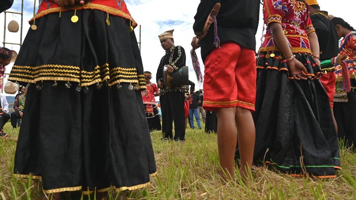 Penampilan Seni Budaya Ramaikan Festival Tampolore di Poso Sejumlah anak memainkan Tari Dulo atau tari penyambutan pada pembukaan Festival Tampolore di Desa Hanggira, Lore Tengah, Poso, Sulawesi Tengah, Jumat (28/6/2024). Festival ketiga yang digelar Relawan Orang dan Alam (ROA) didukung Dinas Parekraf Sulteng dan Poso itu menampilkan aneka atraksi seni budaya, kuliner dan produk kerajinan khas setempat, juga mempromosikan sebagai Negeri 1000 Megalit yang berlangsung hingga Minggu (30/6). ANTARA FOTO/Basri Marzuki/Spt.